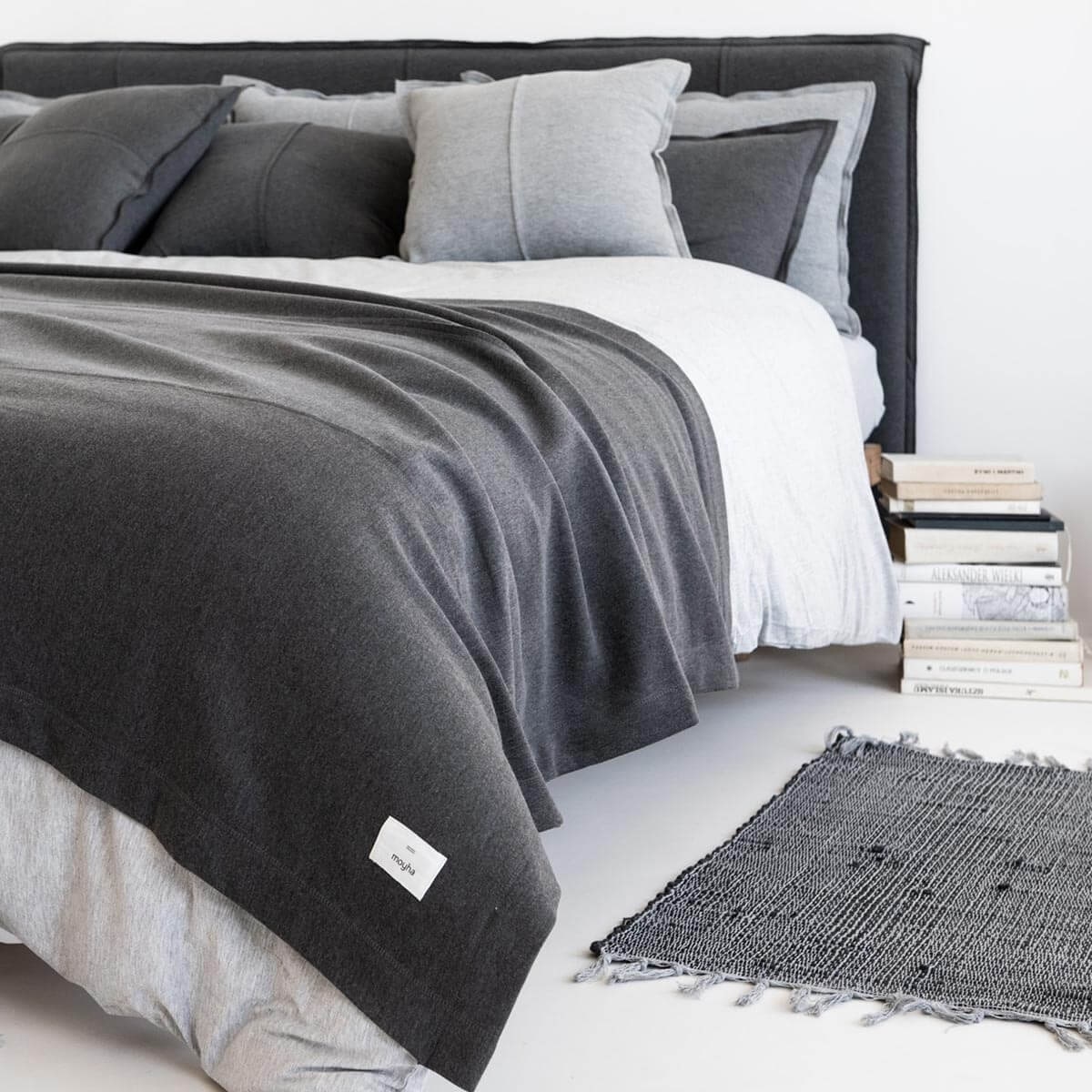 Спалня със спално бельо, одеяло и памучни възглавници